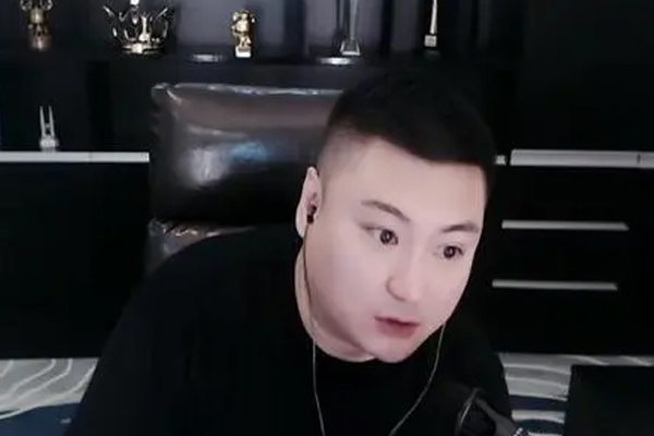 人气男主播：YY李先生